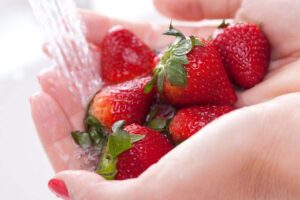 fragole sotto acqua corrente