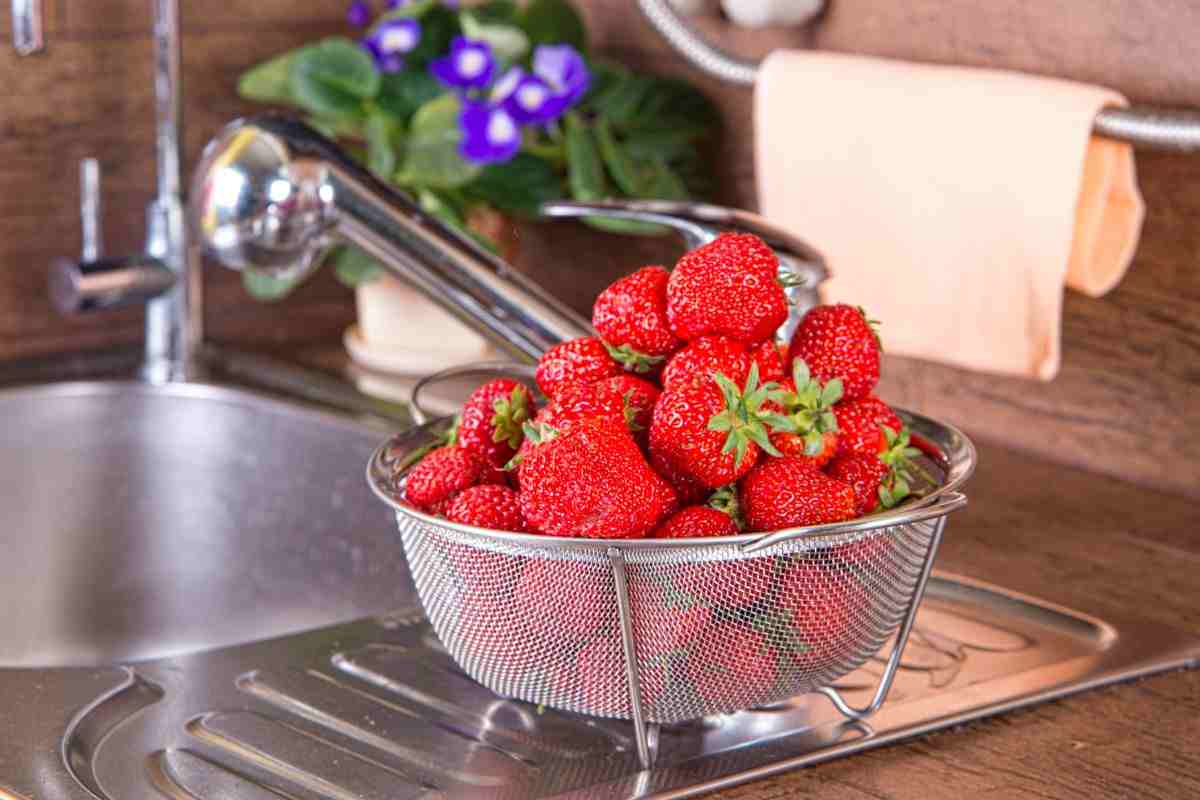 fragole in un colino sul lavandino