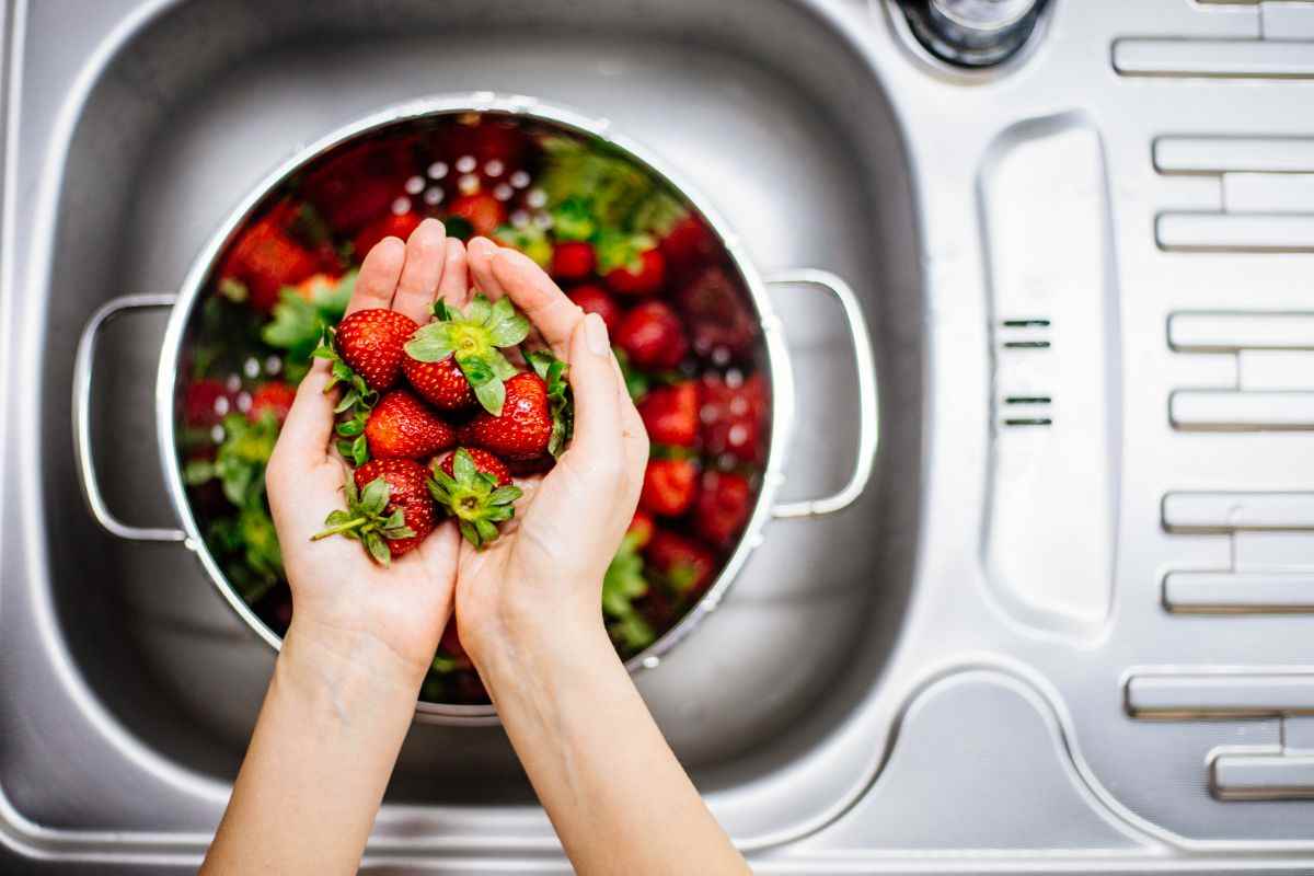 fragole a bagno nel lavandino