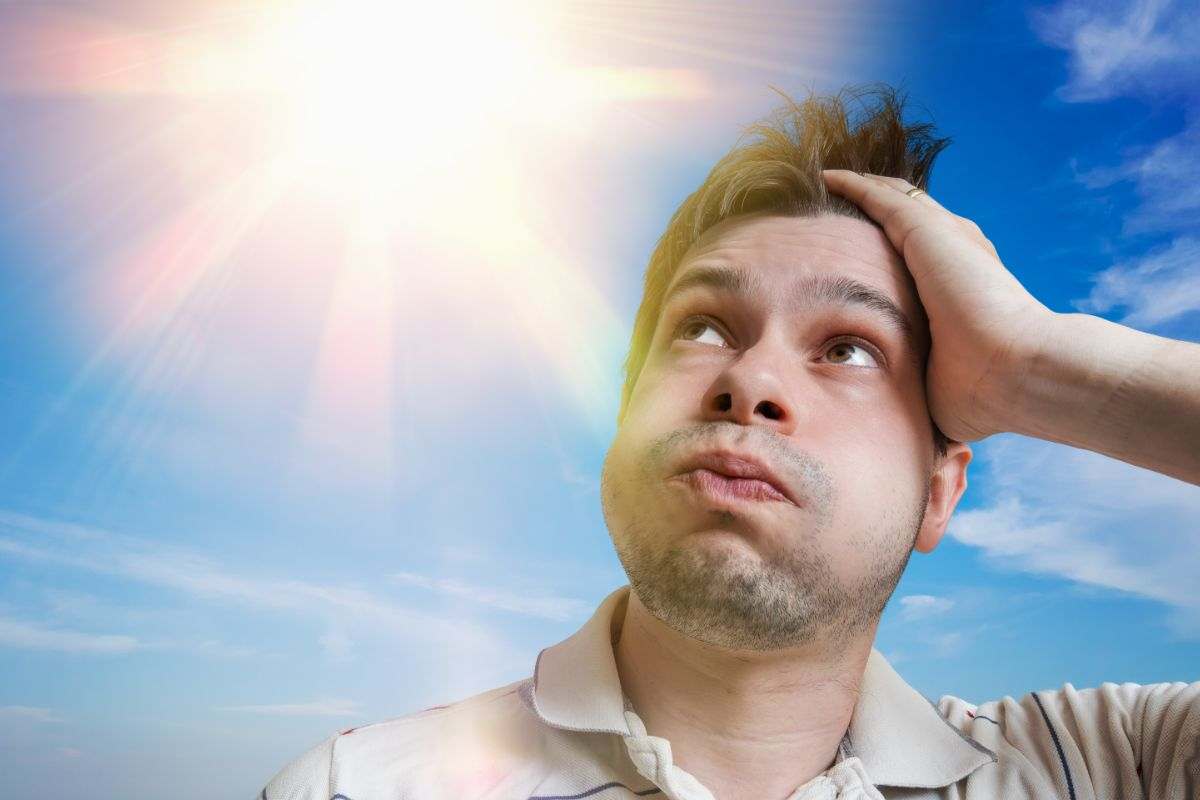 ragazzo che ha caldo sotto il sole cocente