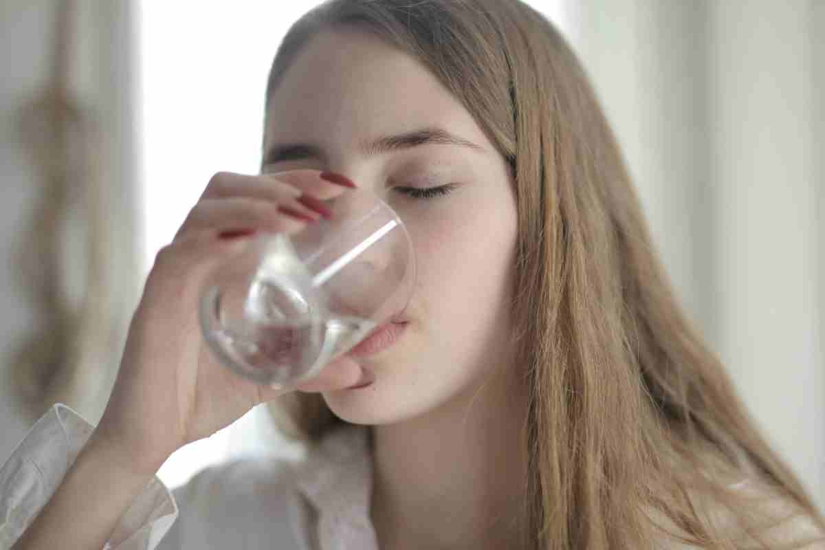 bere acqua
