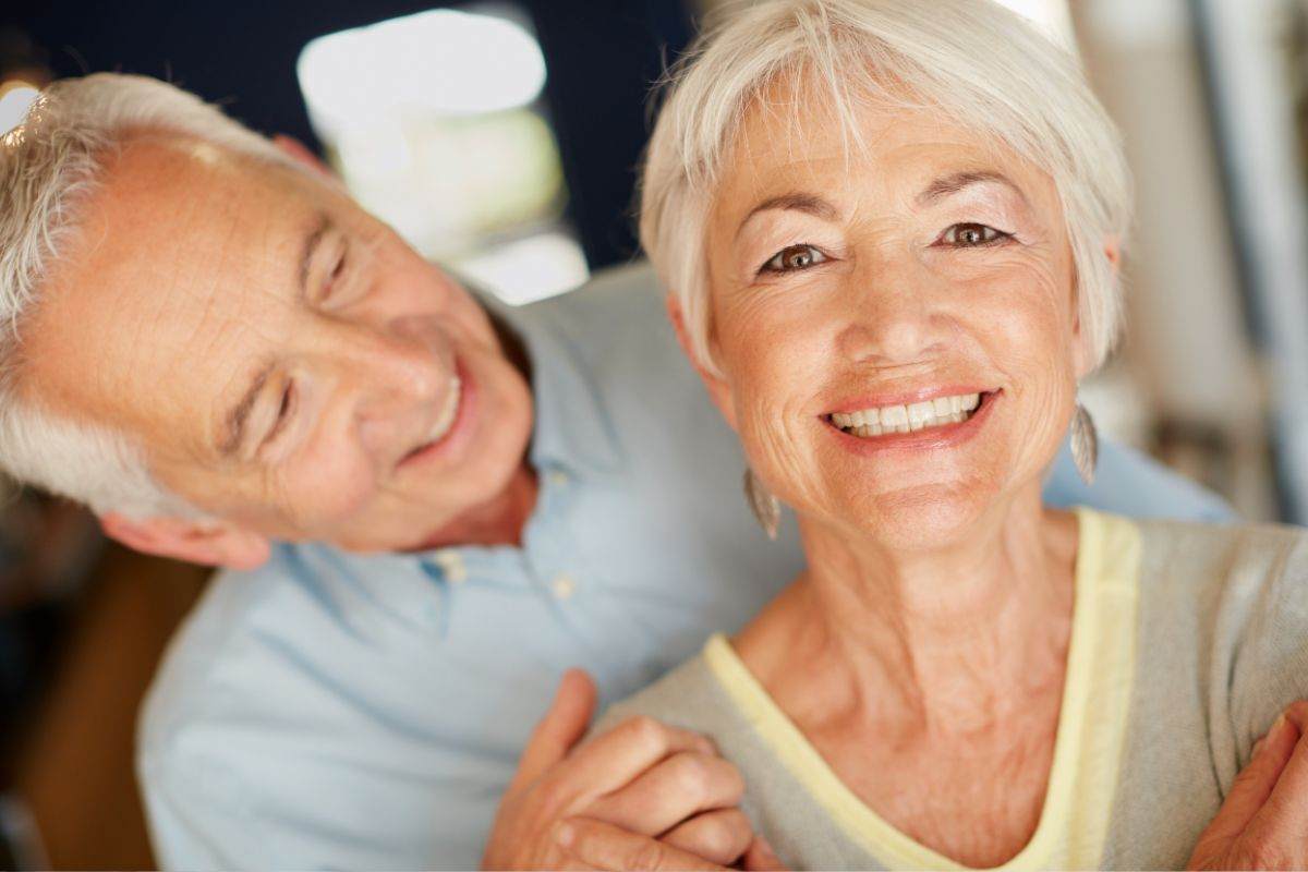 Coniugi sorridenti e in forma
