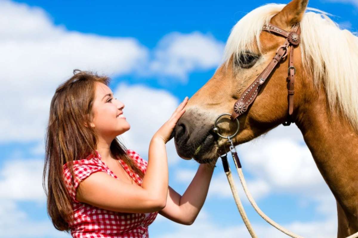 Donna accarezza cavallo