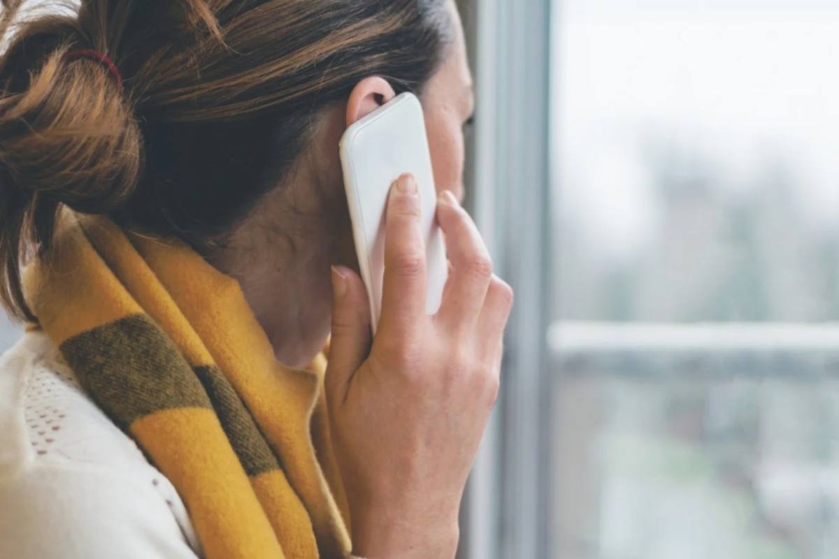 Donna al telefono