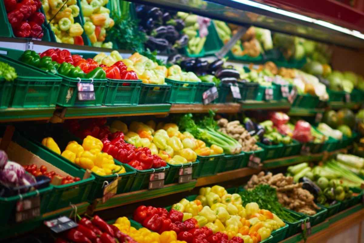 Frutta e verdura scaffali supermercato