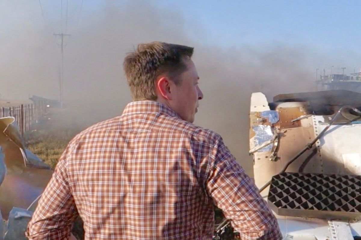Musk osserva il disastro del Falcon 9R