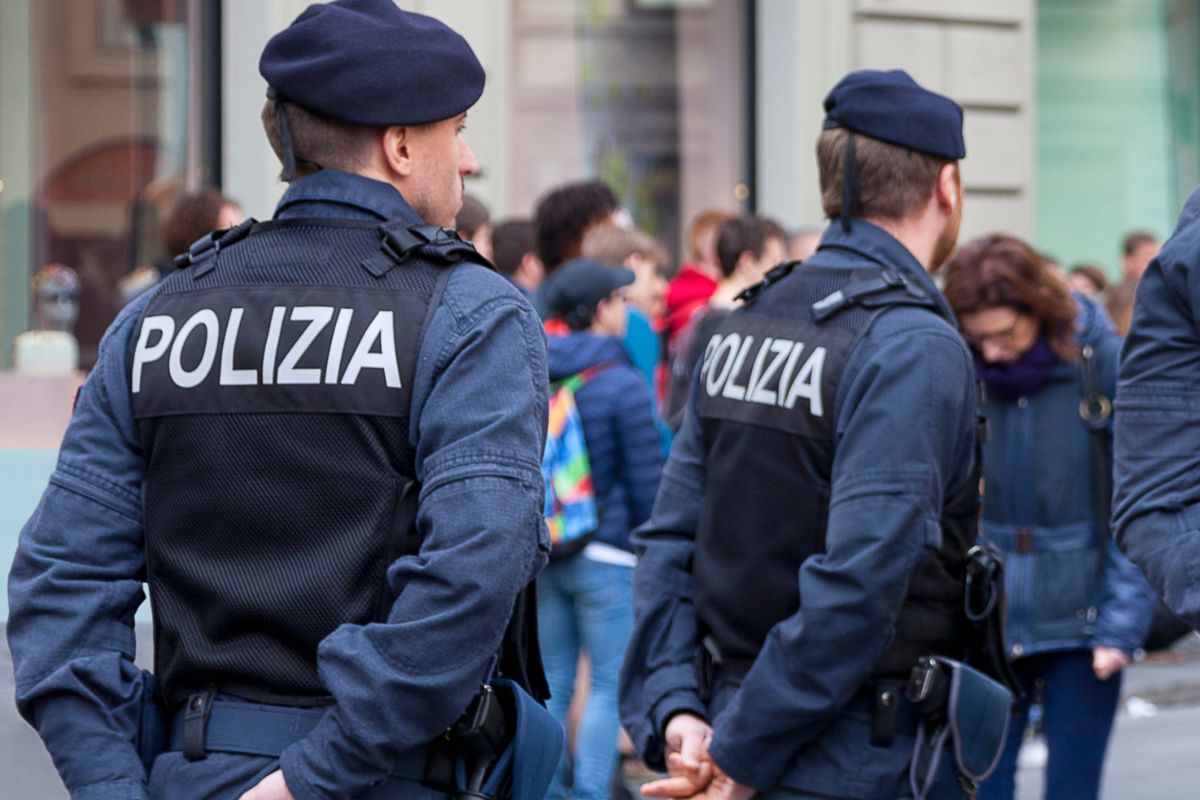 prende a morsi poliziotti