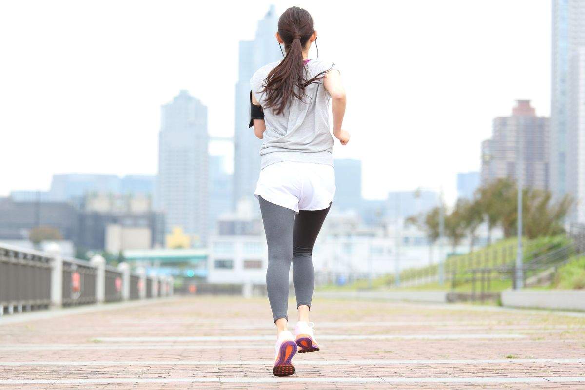 Ragazza corre in città