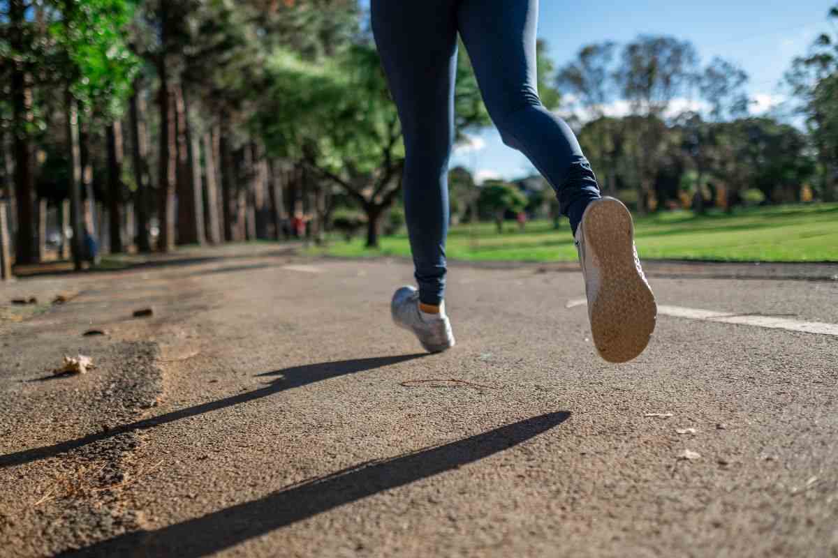 Ragazza fa jogging al parco