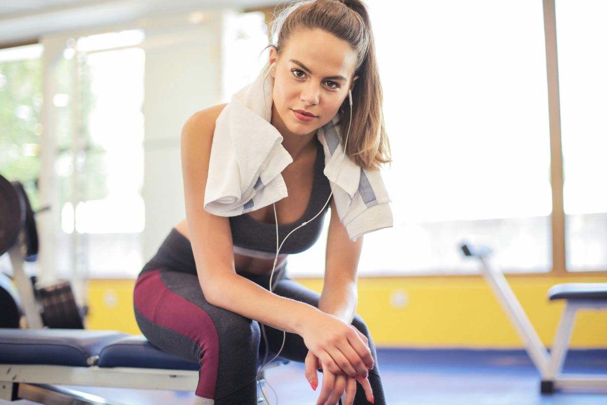 Ragazza si allena in palestra