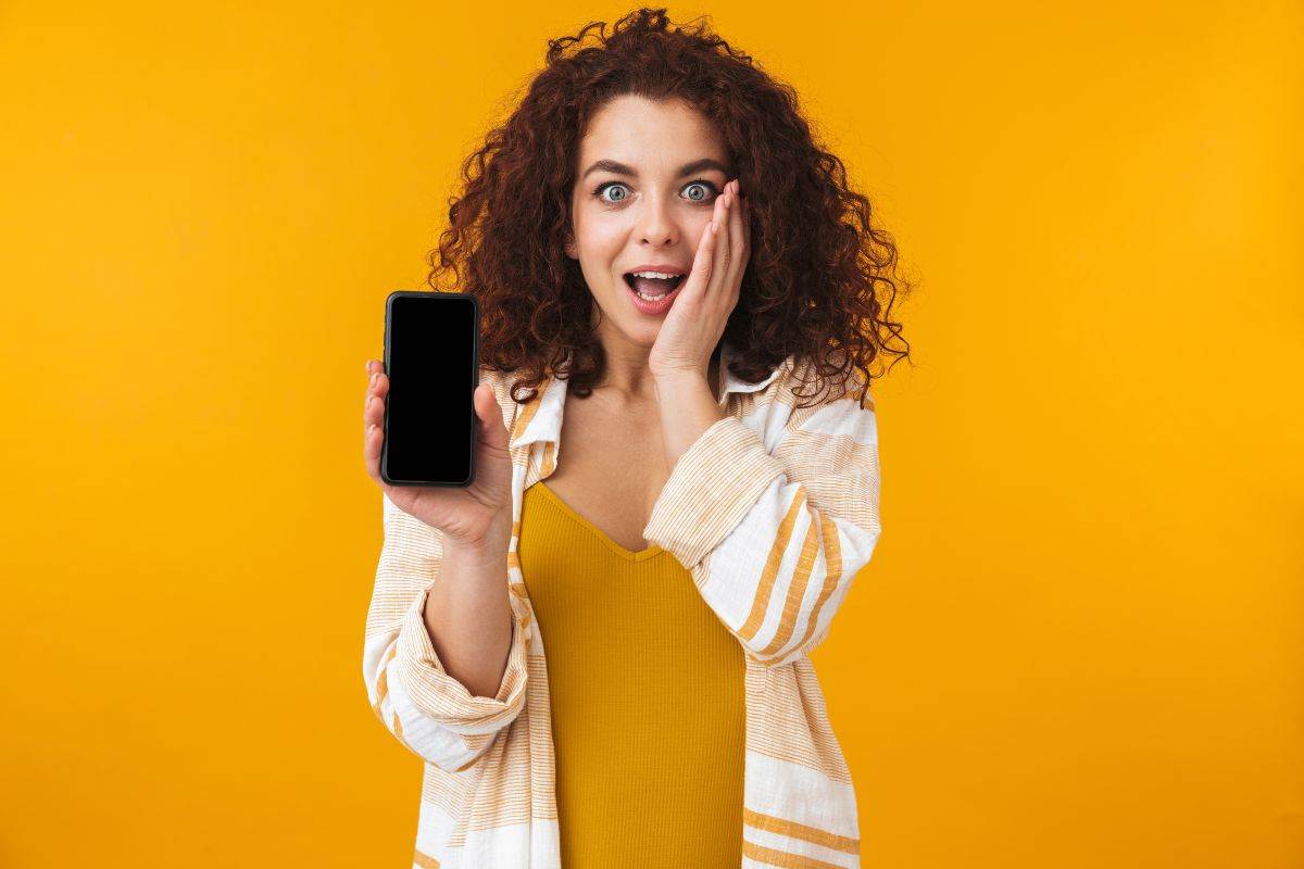 Ragazza utilizza smartphone