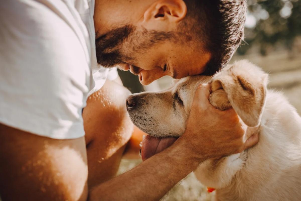 Uomo con il suo cane