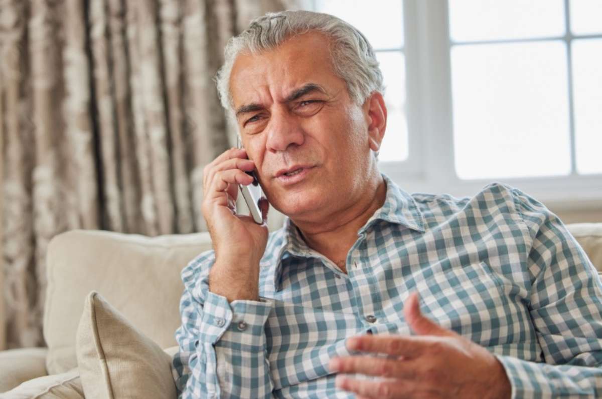 Uomo perplesso al telefono