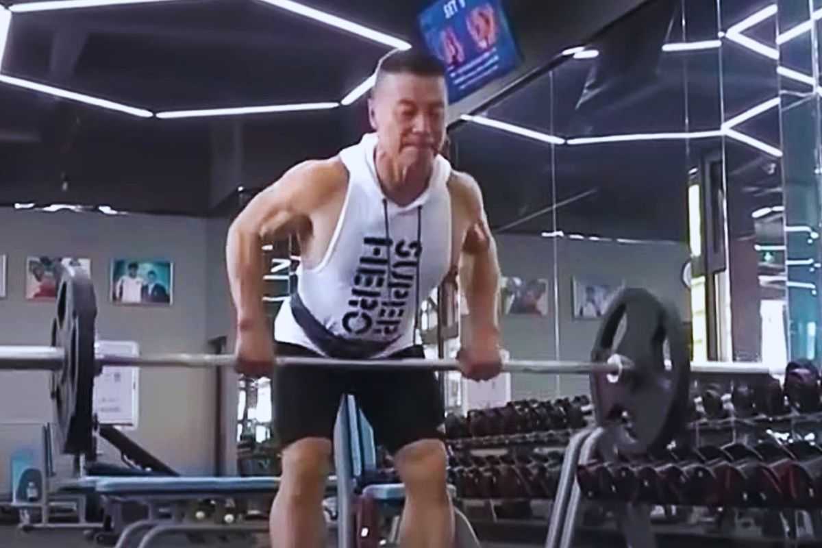 Xinmin Yang si allena in palestra