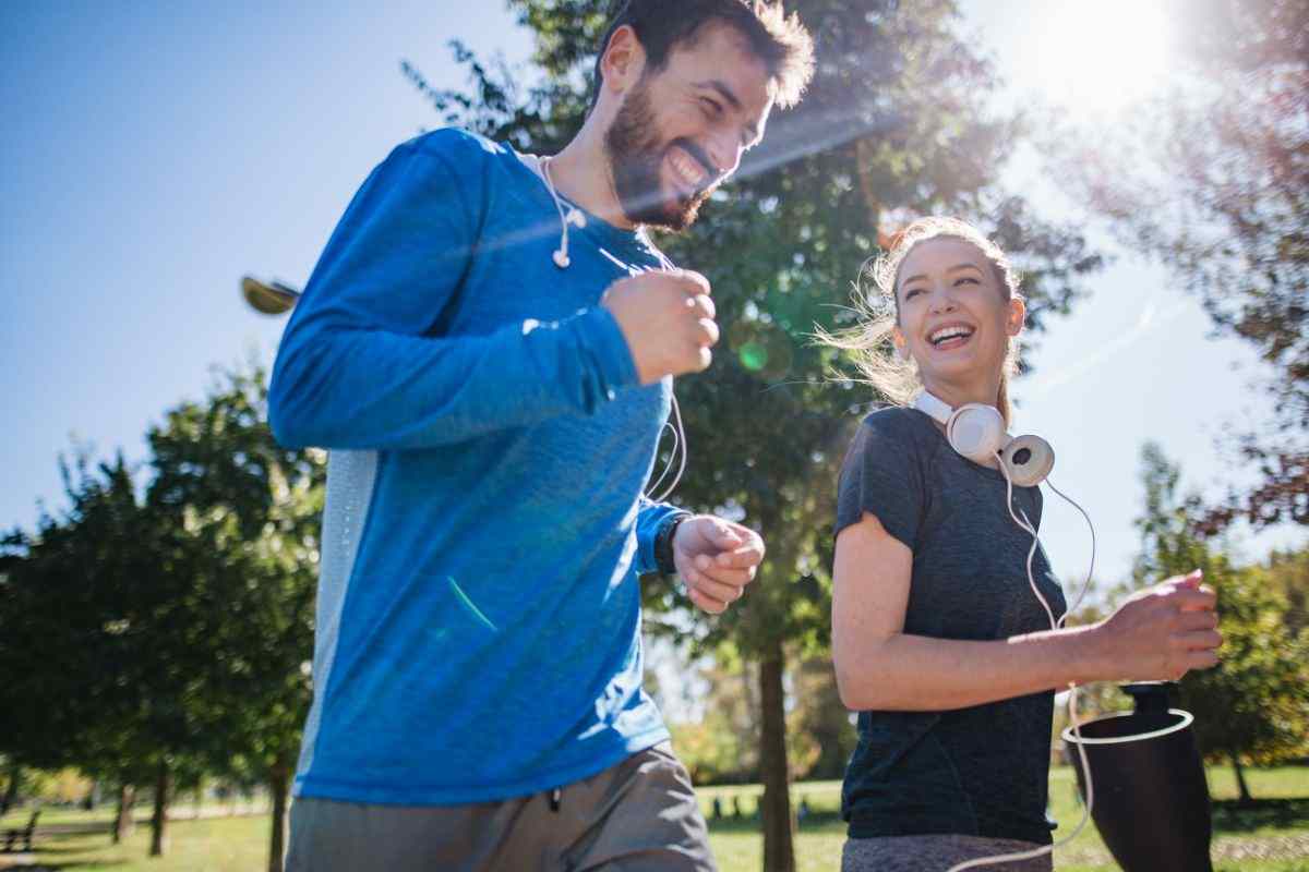 uomo e donna che si allenano all'aperto