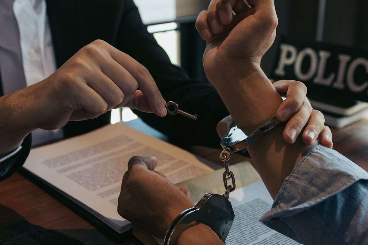 prende a morsi poliziotti
