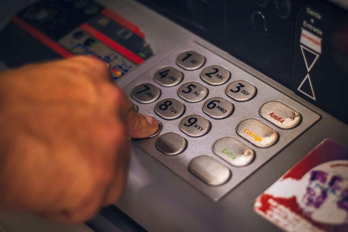 digitare pin sulla tastiera del bancomat