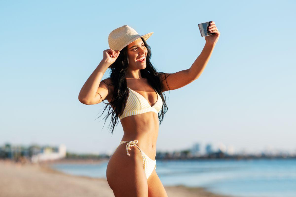 ragazza che si fa un selfie in spiaggia