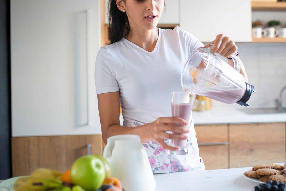 donna prepara il frullato al mattino