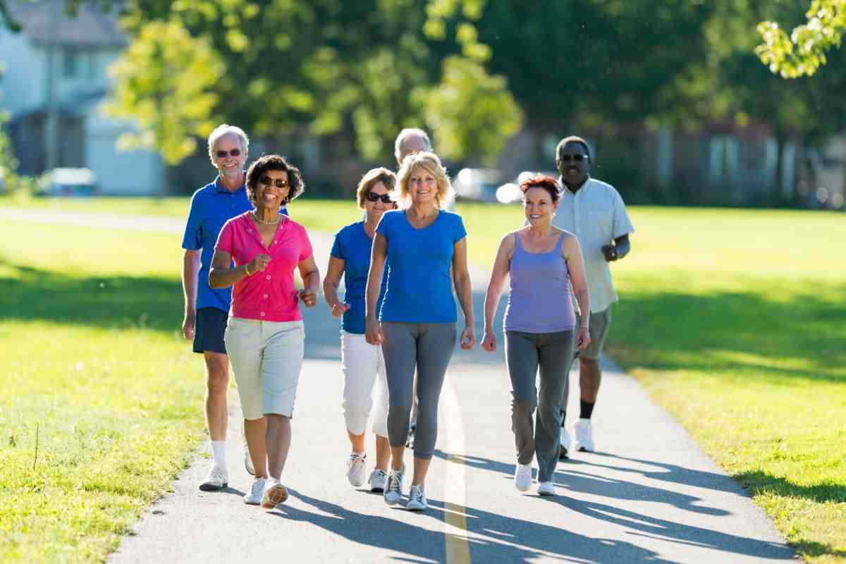 persone che camminano insieme