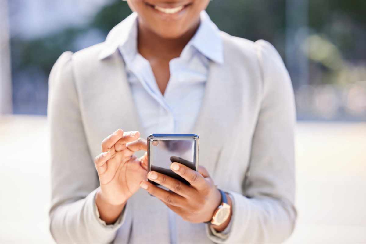 ragazza con cellulare