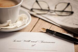 testamento, penna, occhiali, caffè