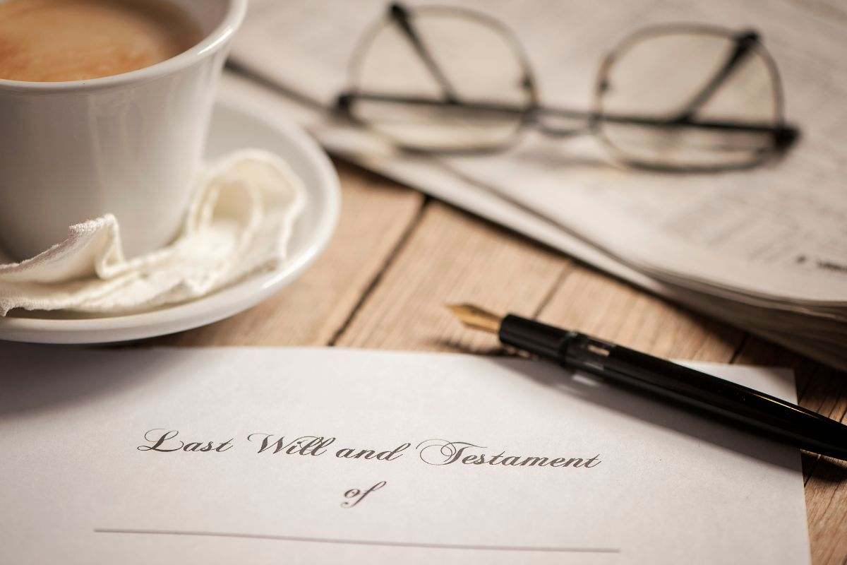 testamento, penna, occhiali, caffè