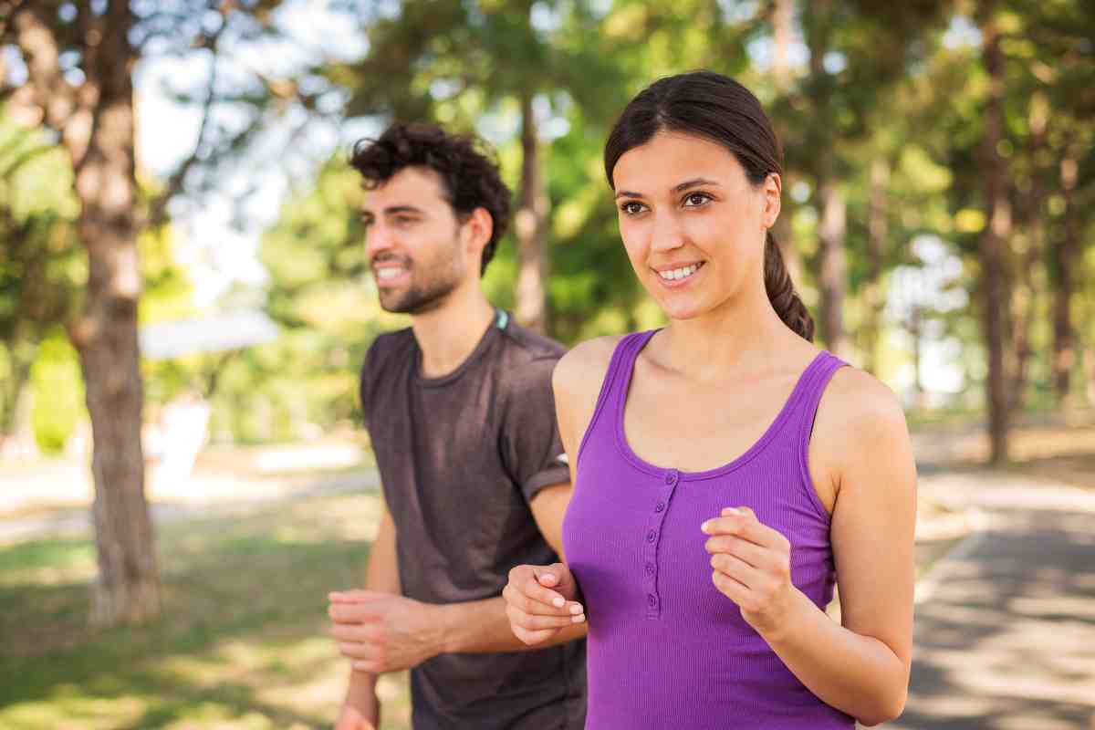 uomo e donna provano la camminata veloce per dimagrire