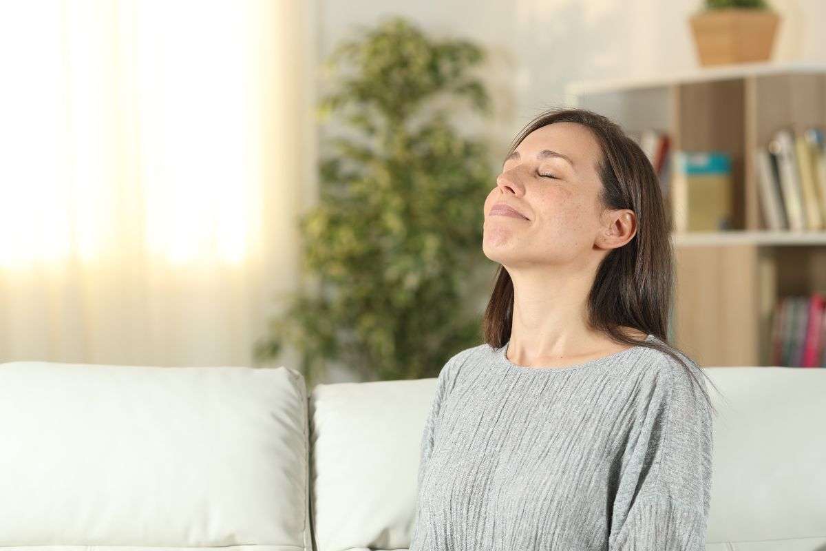 Donna si rilassa in casa