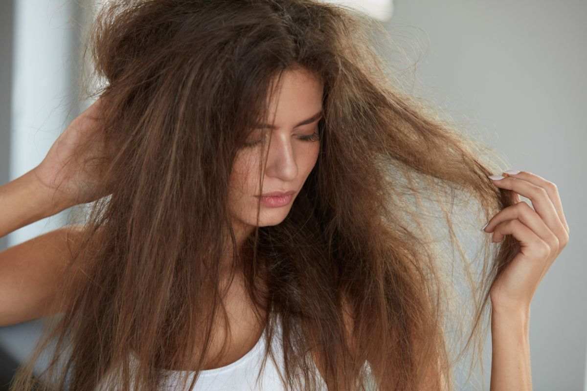 Ragazza con capelli sfibrati