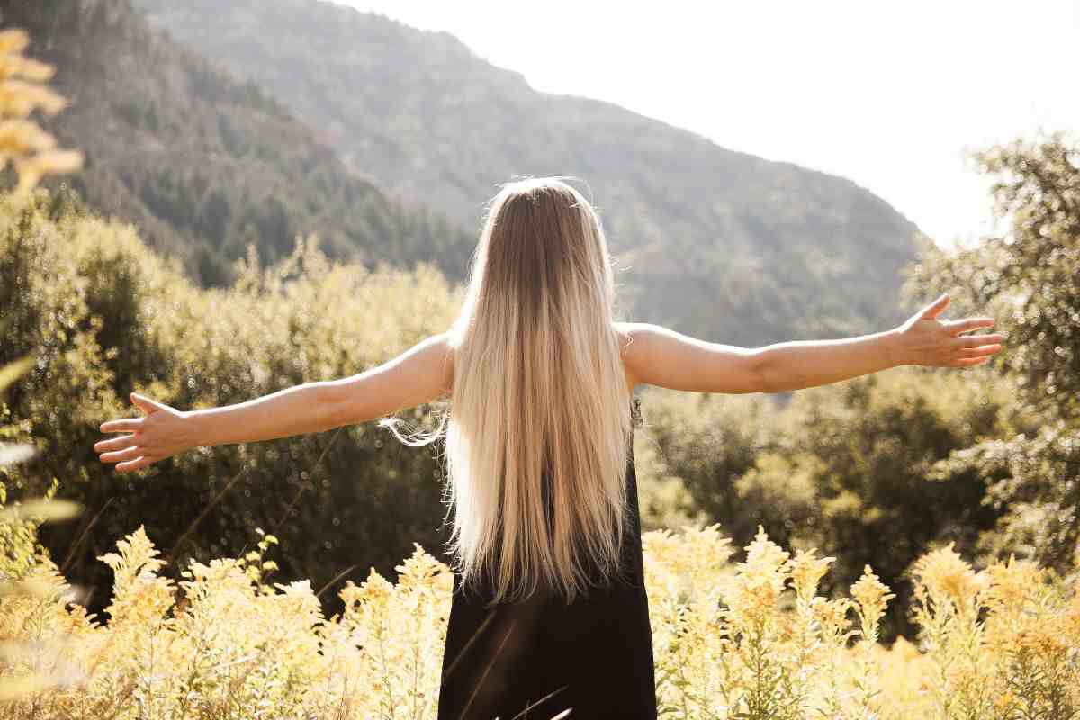 Ragazza immersa nella natura