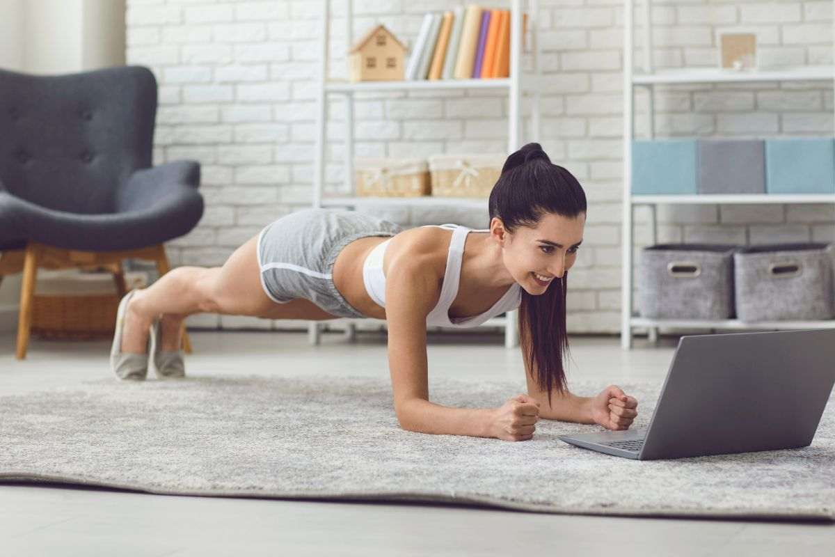 Ragazza si allena con un istruttore virtuale