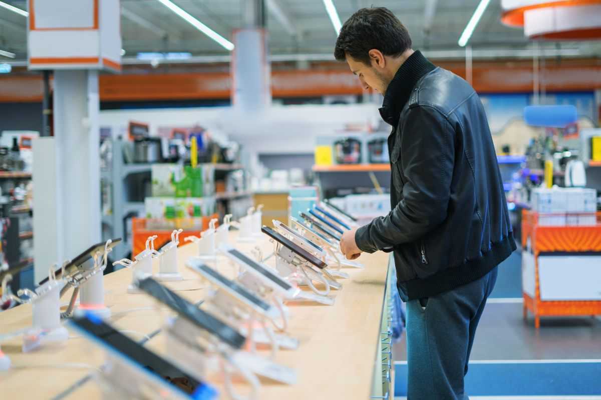 Ragazzo acquista nuovo smartphone