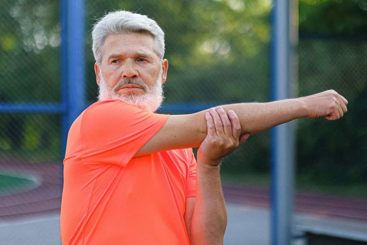 Uomo pratica riscaldamento prima di allenarsi