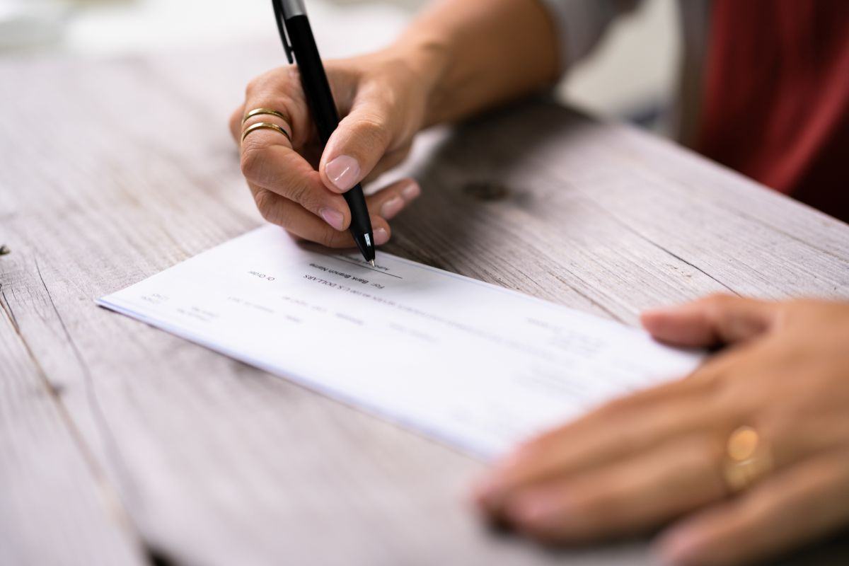 persona che firma un assegno