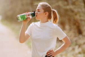 ragazza che beve da una borraccia