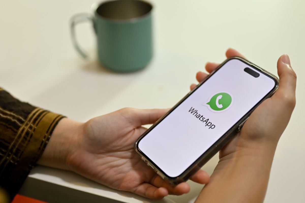uomo che usa whatsapp su smartohone