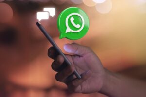 smartphone e logo whatsapp