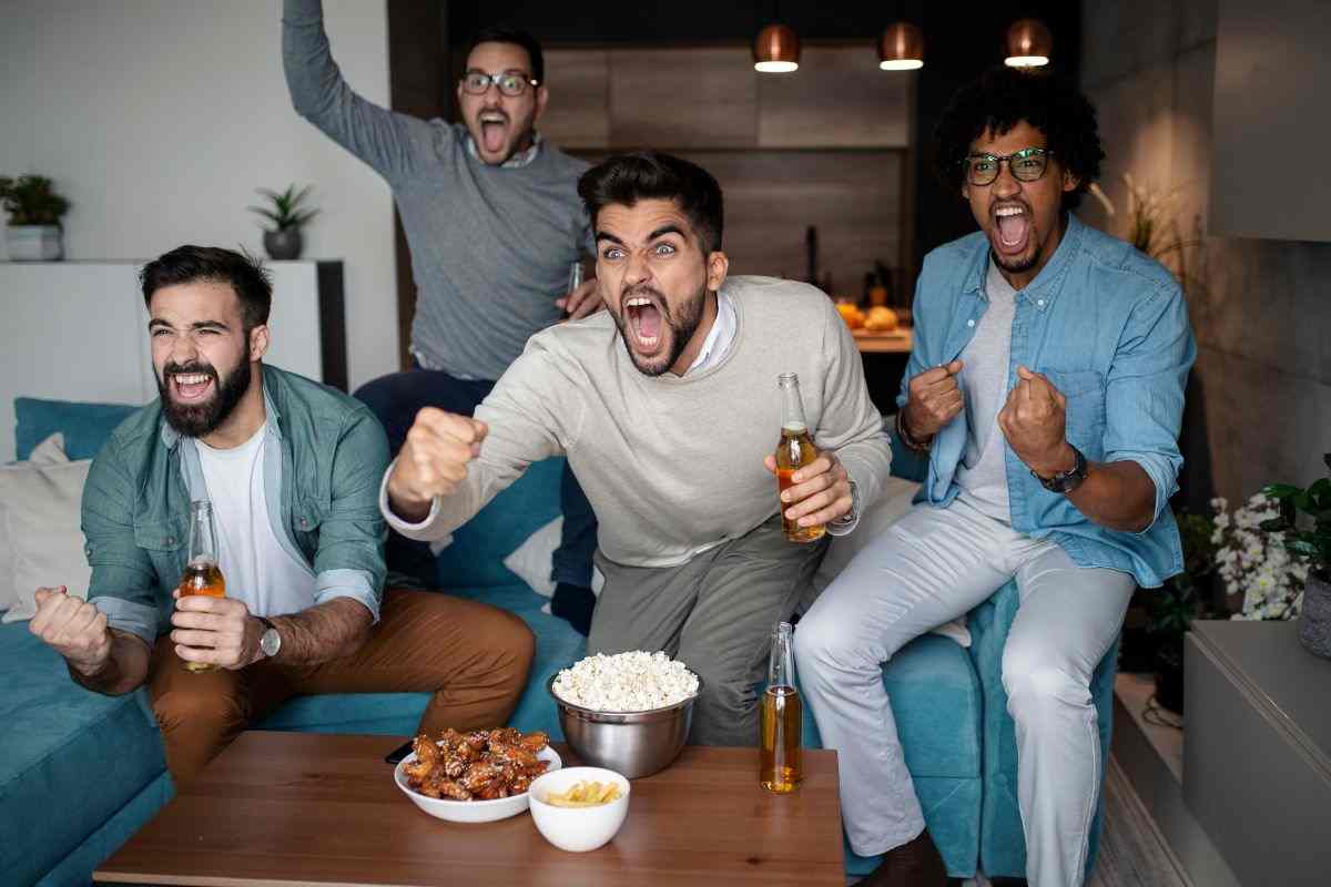 ragazzi che esultano davanti alla tv